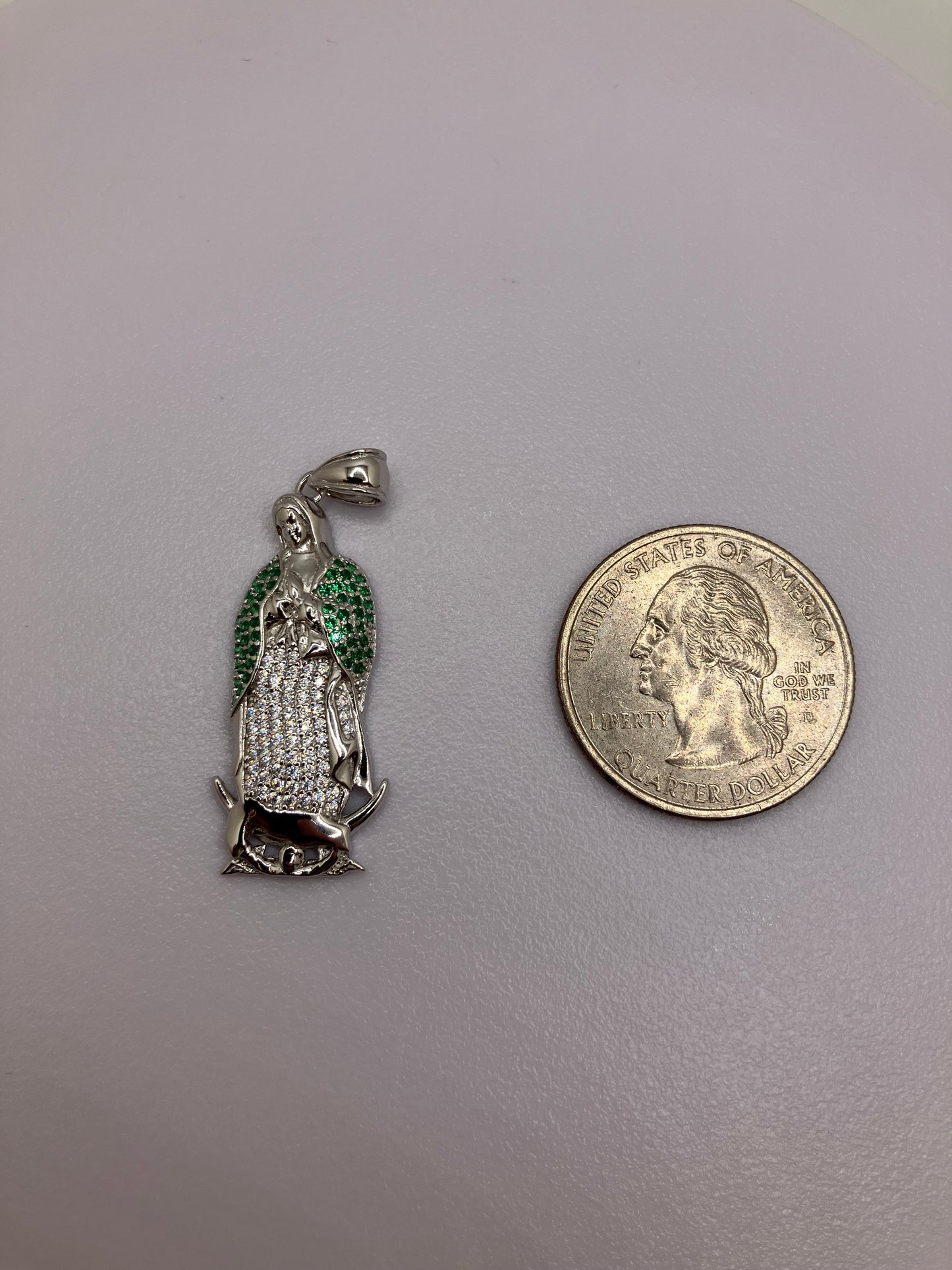 Colgante de Virgen María con circonita cúbica en plata de ley 925
